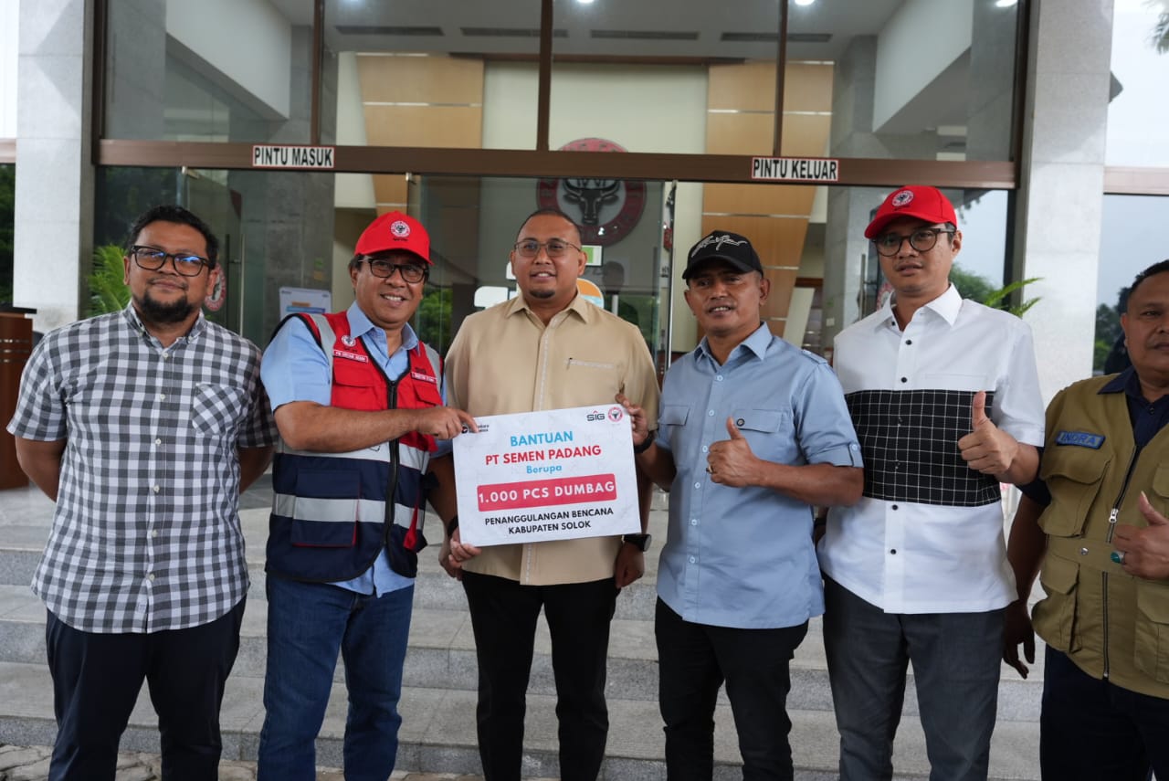 Ditur  PT. Semen Padang Pri Gustari Akbar serahkan 1000 pcs Dumbag  kepada Bupati Solok Jon Firman Pandu  di Padang, Sabtu, (13/12/25).